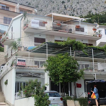 Apartments Gabi Omis Bagian luar foto