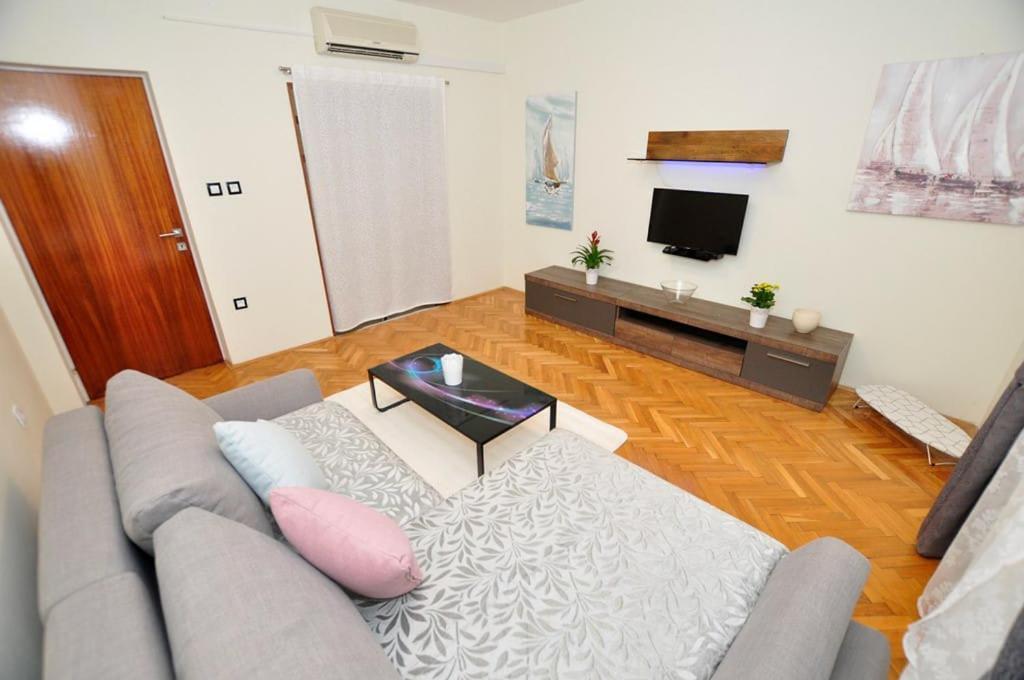 Apartments Gabi Omis Bagian luar foto