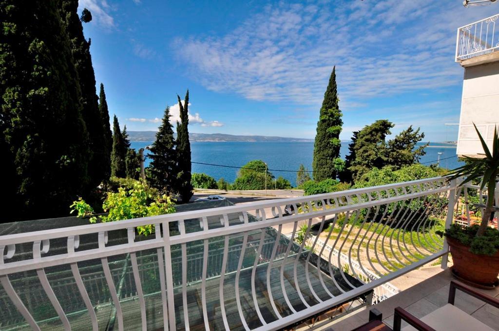 Apartments Gabi Omis Bagian luar foto