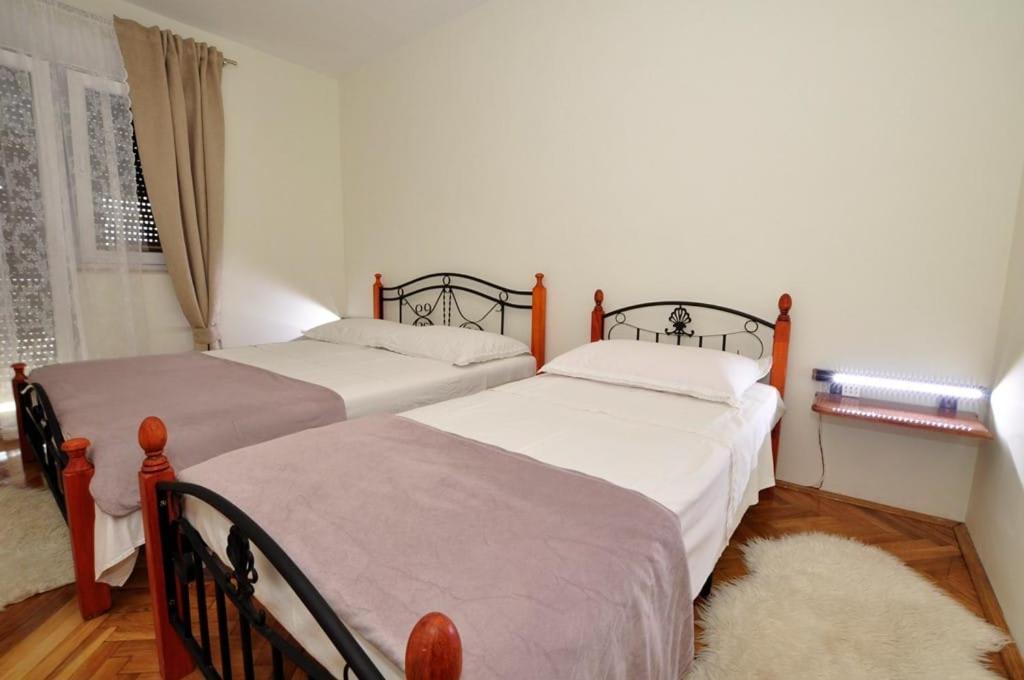 Apartments Gabi Omis Bagian luar foto