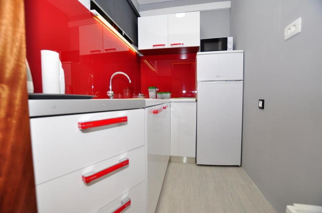 Apartments Gabi Omis Bagian luar foto