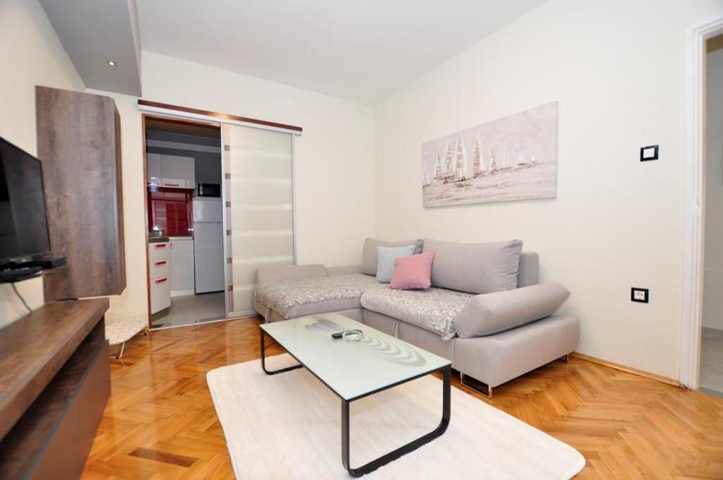 Apartments Gabi Omis Bagian luar foto