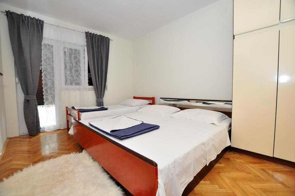 Apartments Gabi Omis Bagian luar foto