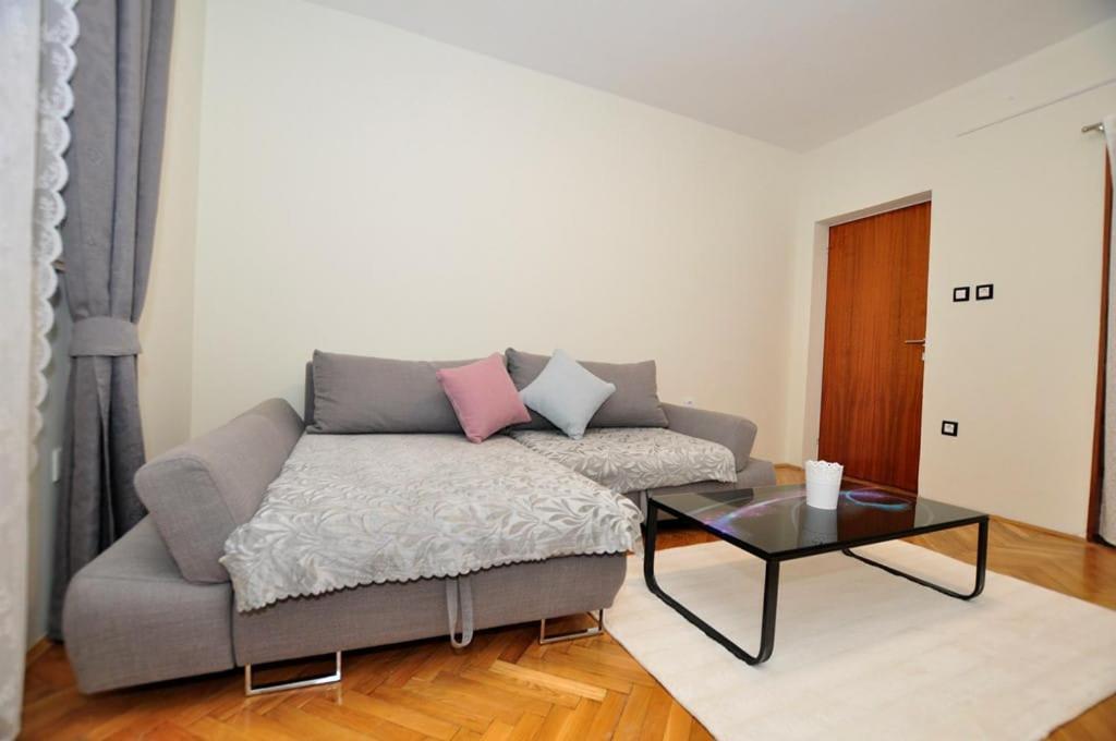 Apartments Gabi Omis Bagian luar foto