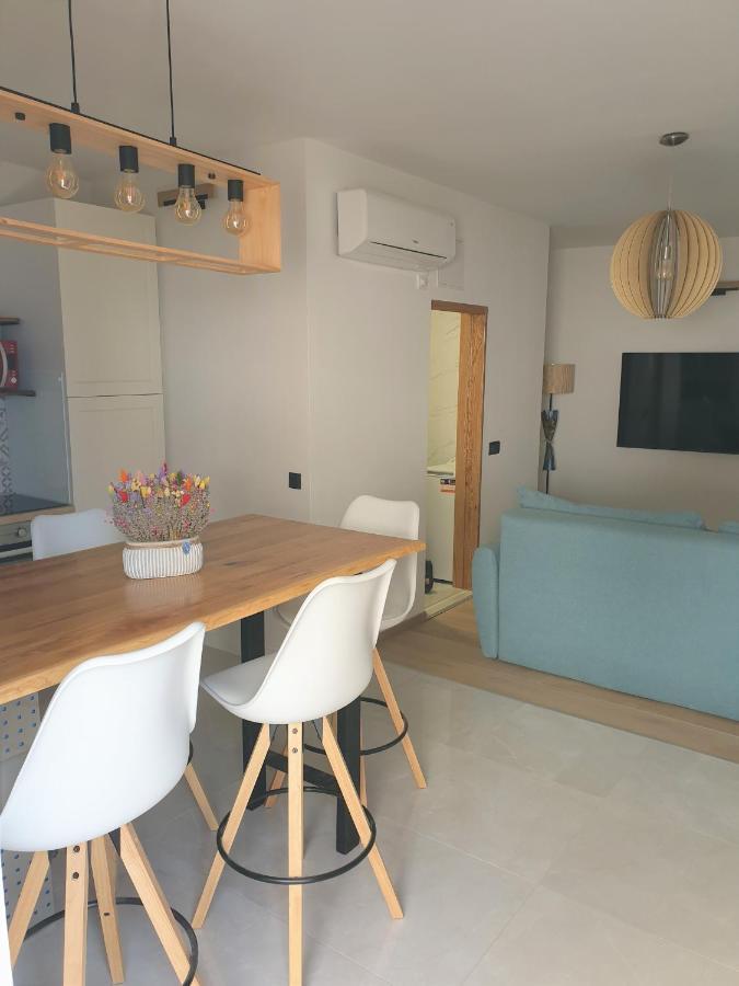 Apartments Gabi Omis Bagian luar foto