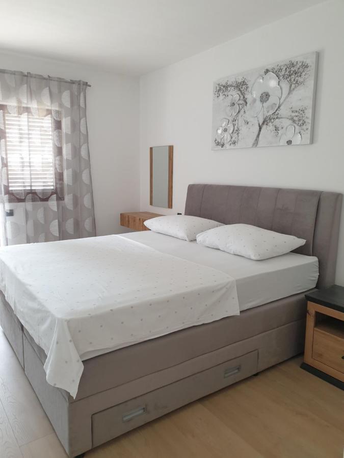 Apartments Gabi Omis Bagian luar foto