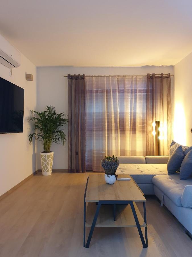 Apartments Gabi Omis Bagian luar foto