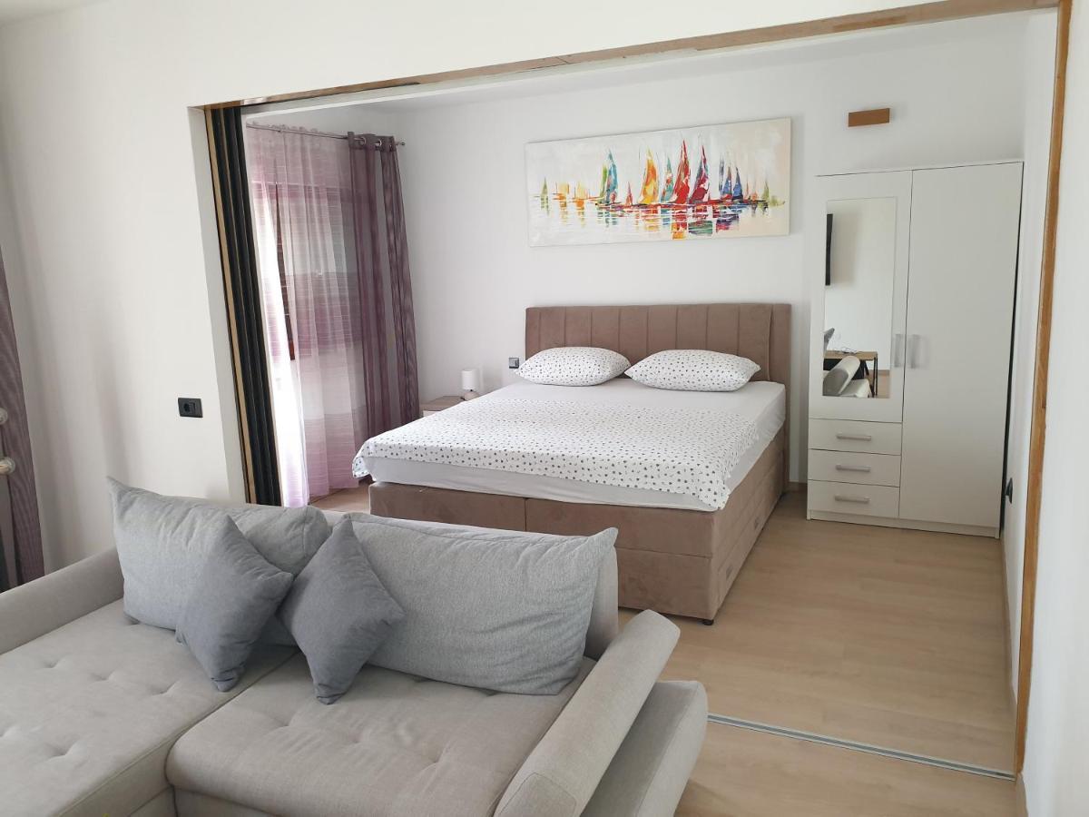 Apartments Gabi Omis Bagian luar foto