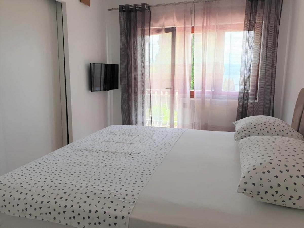 Apartments Gabi Omis Bagian luar foto