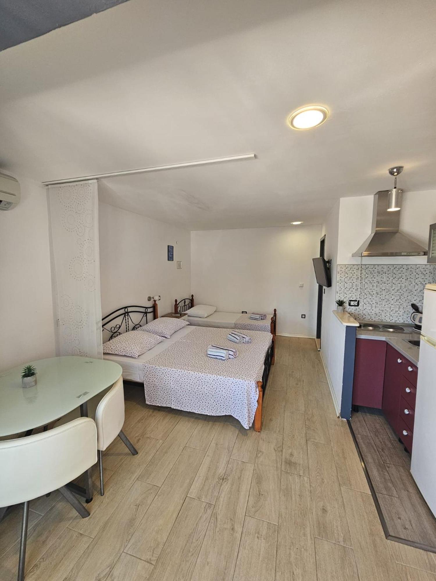 Apartments Gabi Omis Bagian luar foto