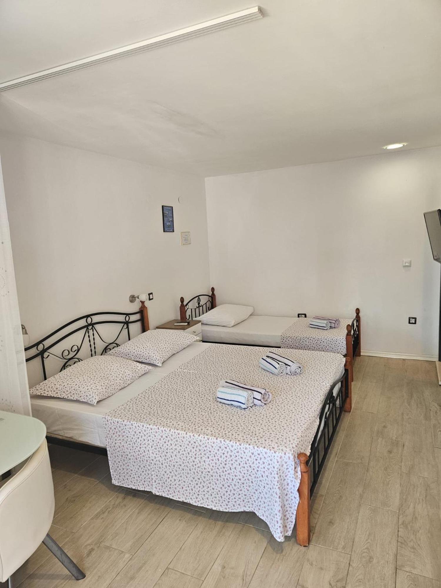 Apartments Gabi Omis Bagian luar foto
