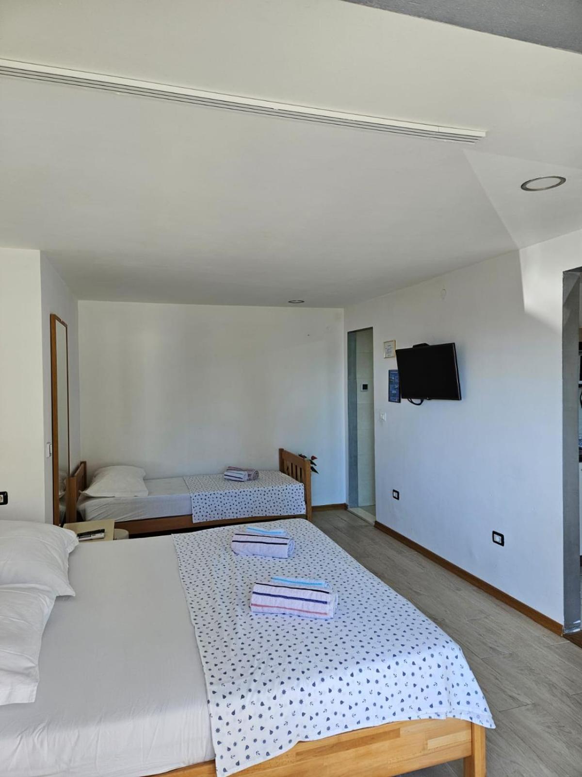 Apartments Gabi Omis Bagian luar foto