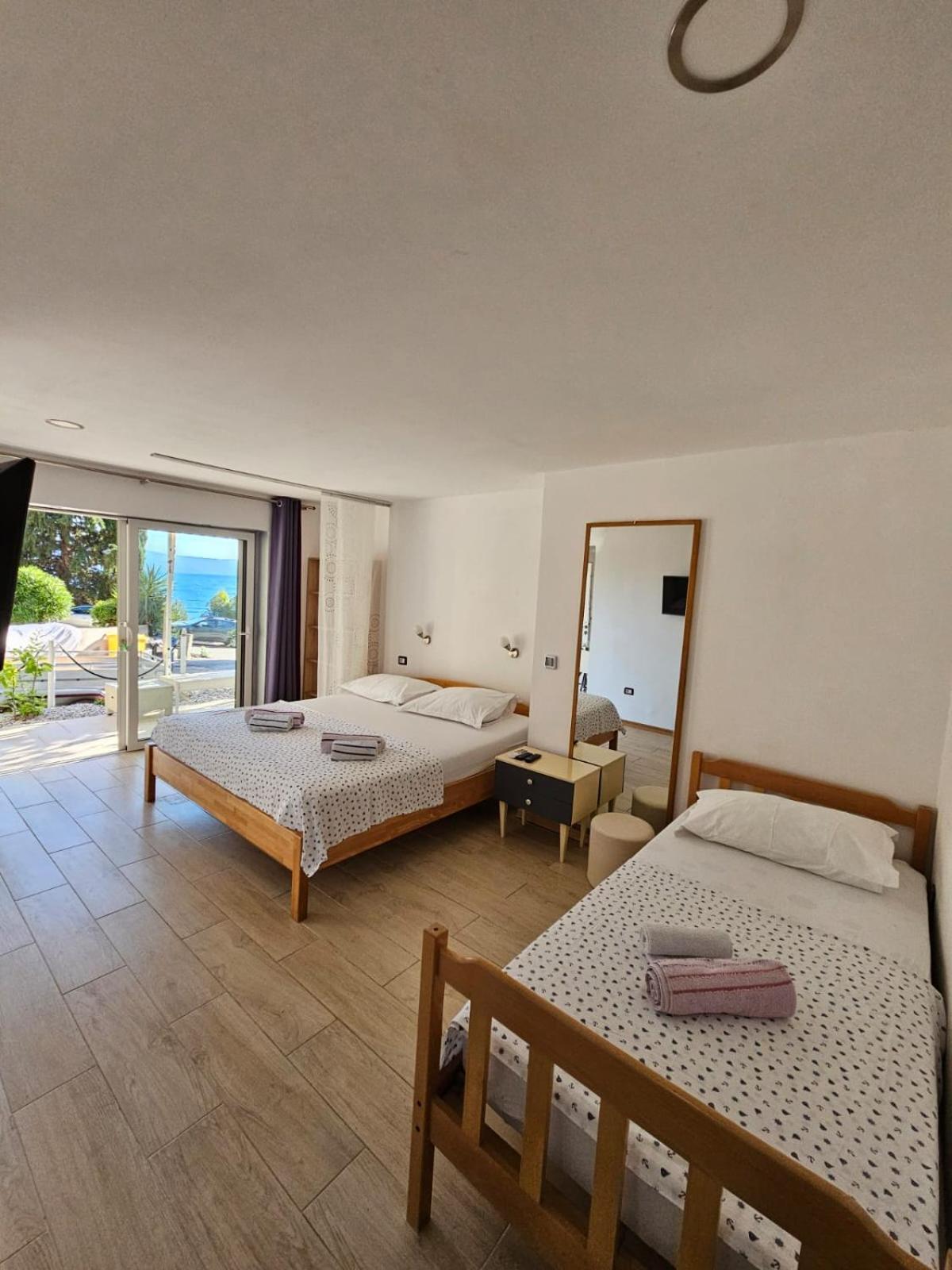 Apartments Gabi Omis Bagian luar foto